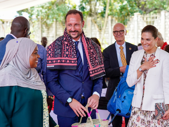 Kronprins Haakon og Kronprinsesse Victoria møtte Fatuma Achani, guvernøren i distriktet Kwale. Foto: Lise Åserud / NTB